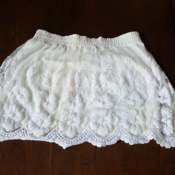17:09 - GUESS Embroidered Mesh Lace Skirt - Picture 6 of 14